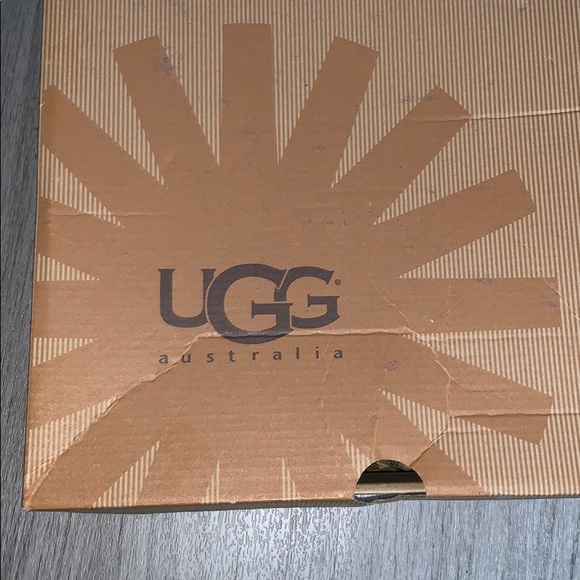 Classic Short Brown Uggs - Picture 7 of 7